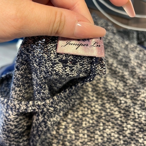 Juniper Ln Button Back Sweater Medium - Picture 2 of 6